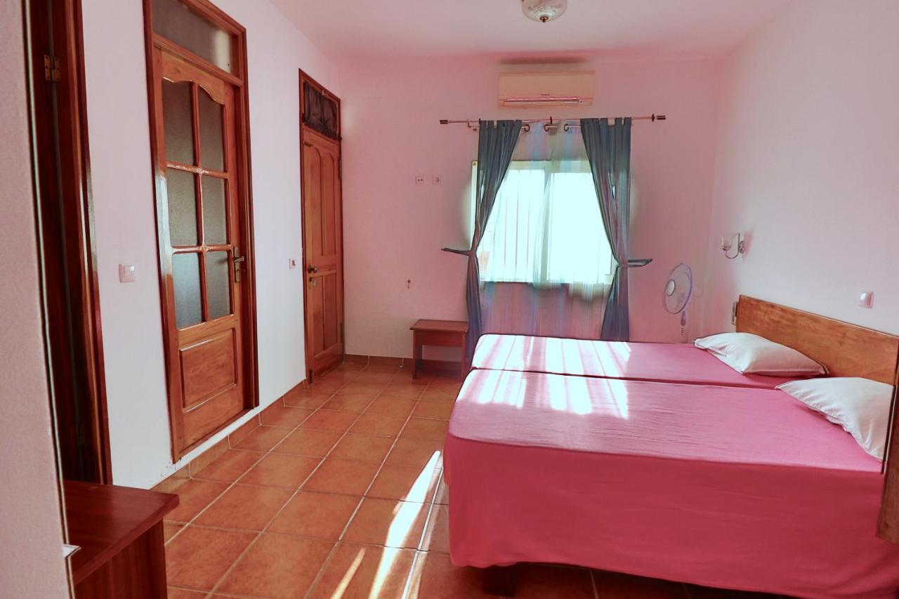 Residencial Che Guevara Bed & Breakfast Mindelo Exterior photo