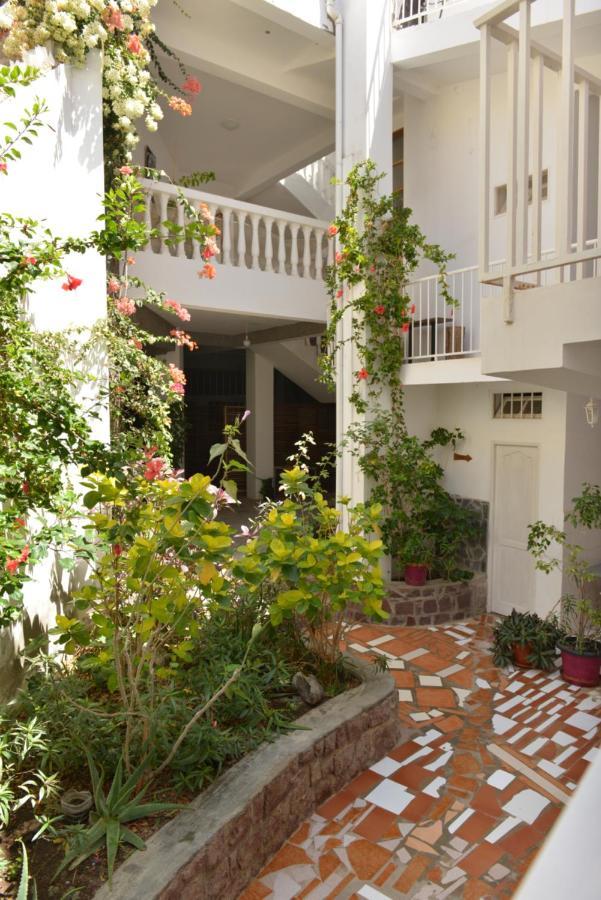 Residencial Che Guevara Bed & Breakfast Mindelo Exterior photo